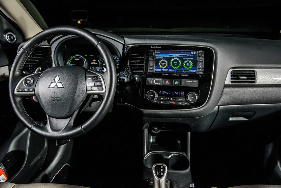 1653432-Mitsubishi-Outlander_PHEV-2016-04.jpg