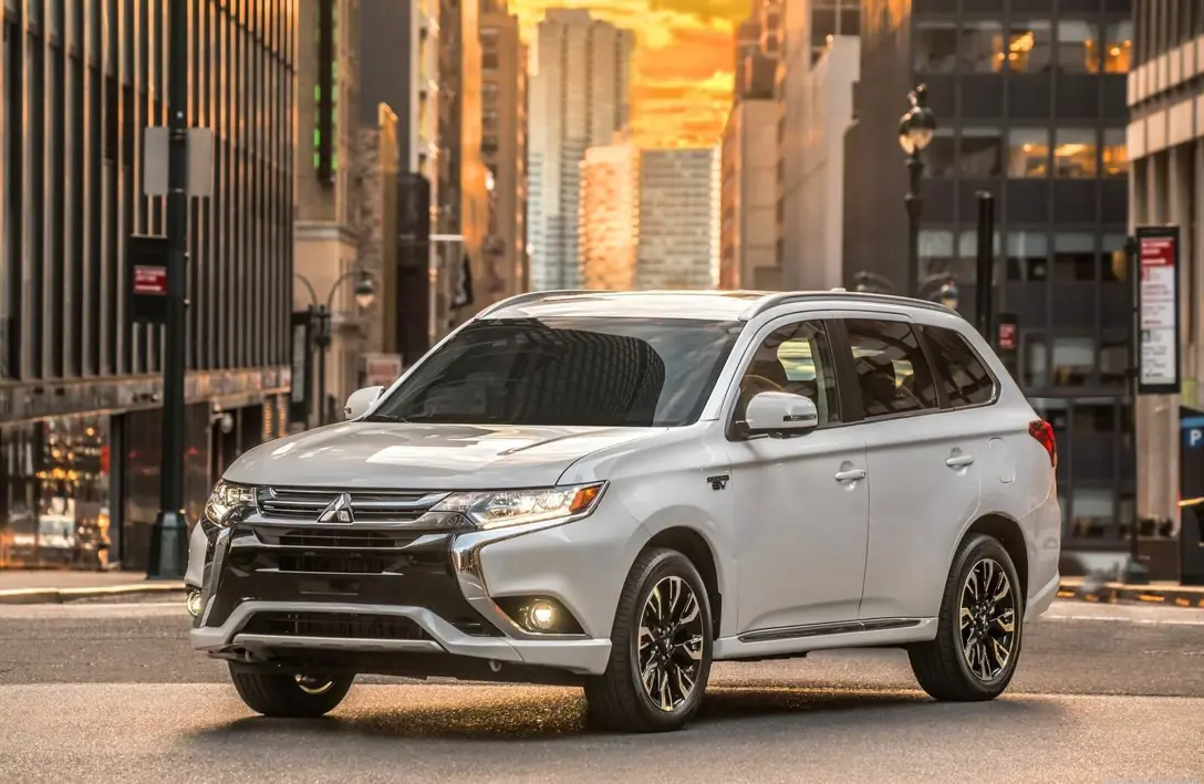 1631745-Mitsubishi-Outlander_PHEV-02.jpg
