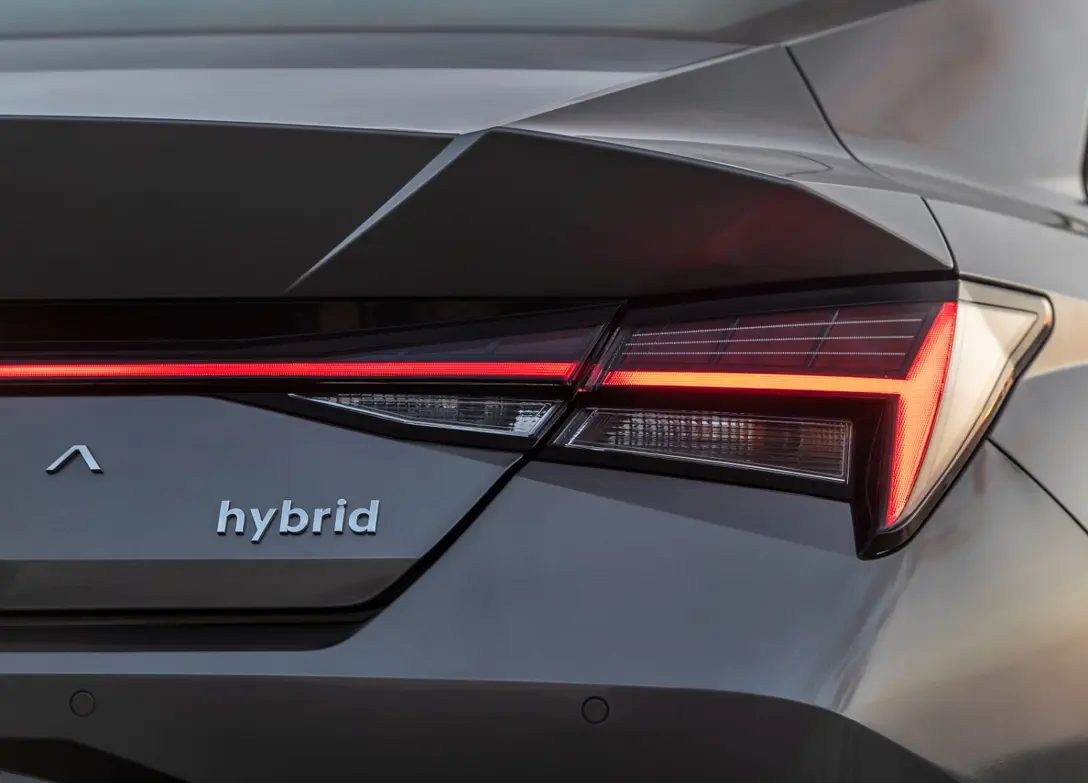 1653100-Hyundai-Elantra-hybrid-2022-12.jpg