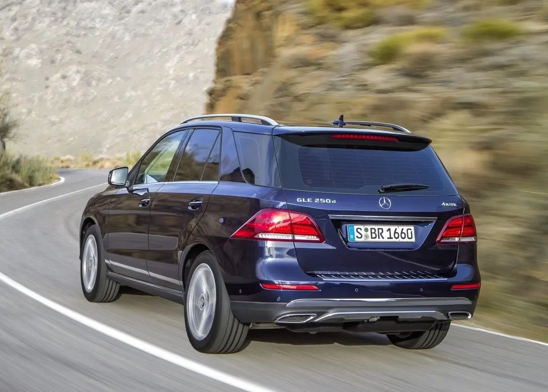 1656082-Mercedes-Benz-GLE-2016-04.jpg