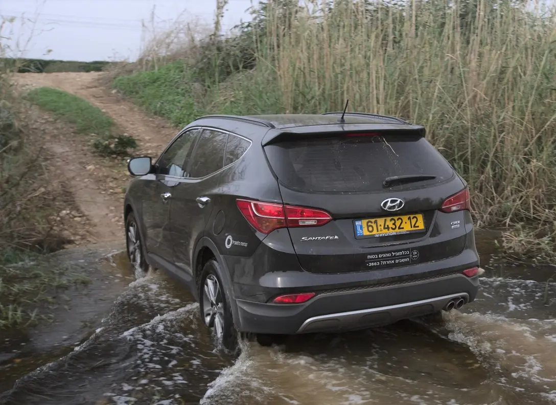 1659310-Hyundai-Santa_Fe-2015-02.jpg