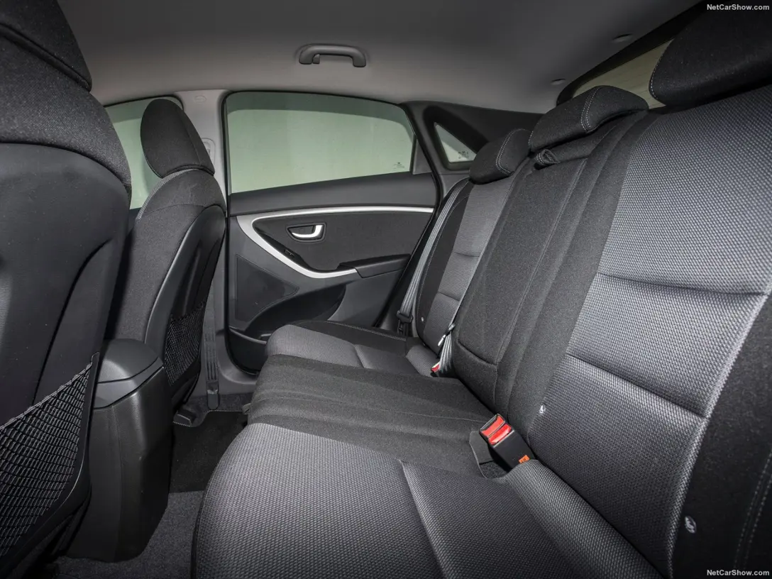 1645592-Hyundai-i30-2015-1600-1f.jpg