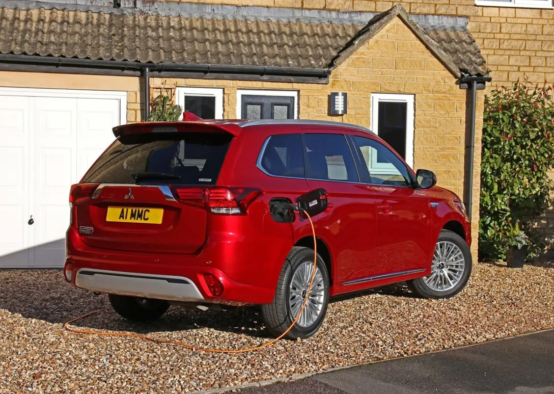 1653304-Mitsubishi-Outlander_PHEV-2020-06.jpg