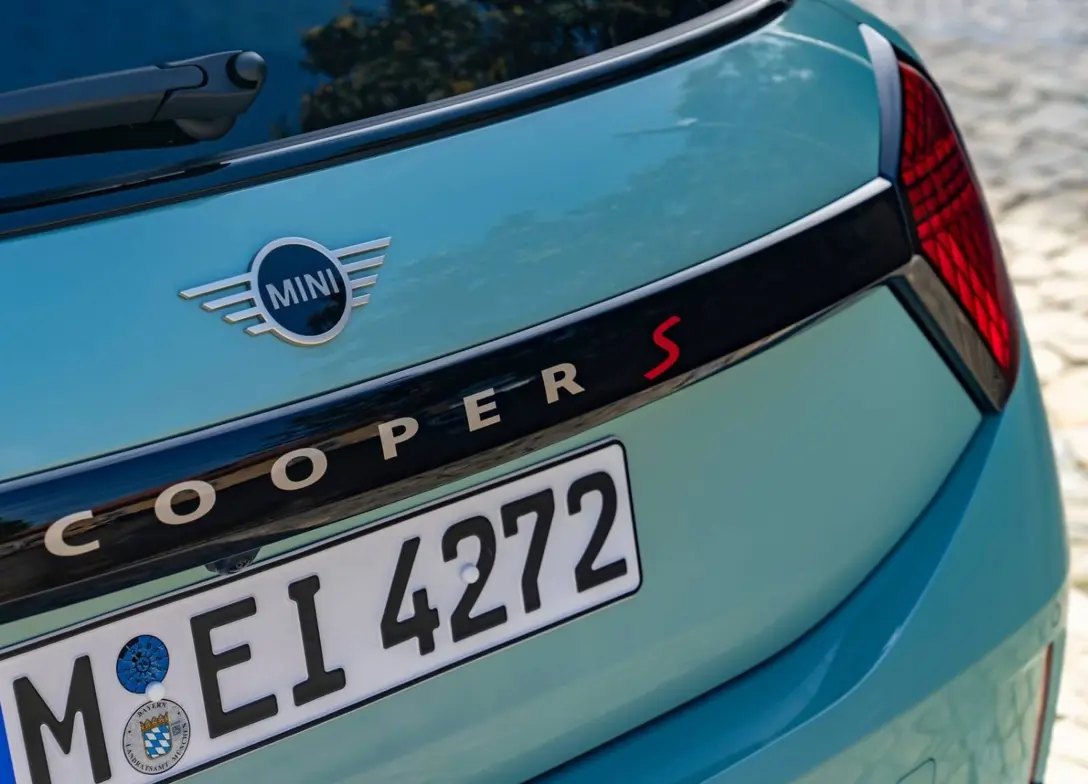 1696826-Mini-Cooper-Electric-2024-11.jpg