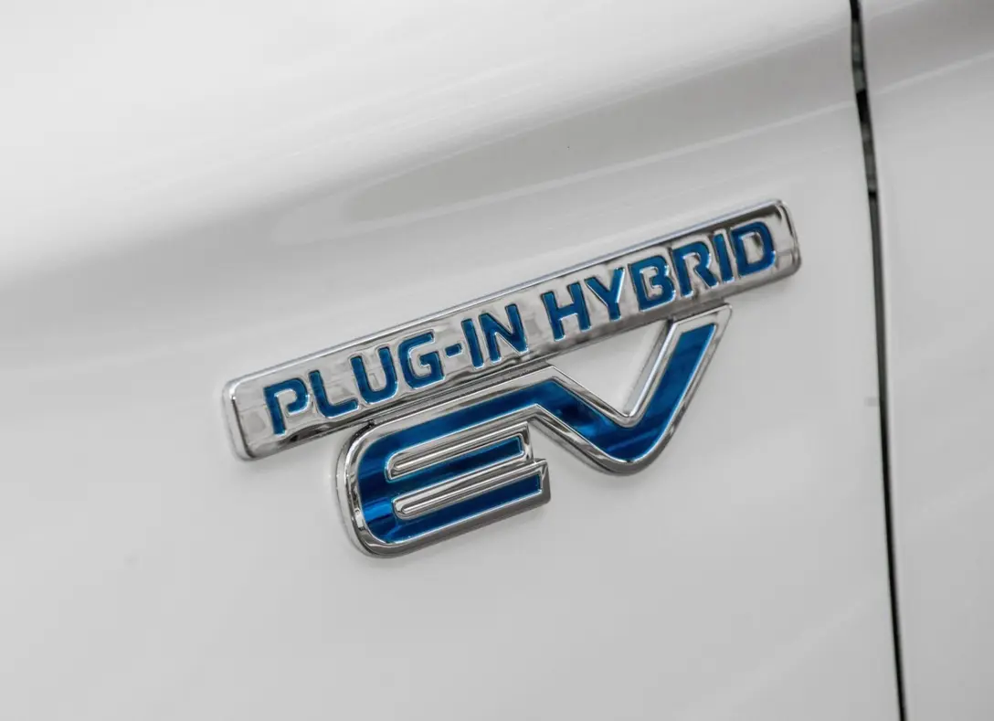 1653414-Mitsubishi-Outlander_PHEV-2017-10.jpg
