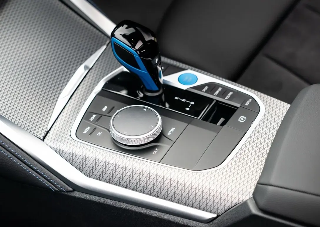 1675776-BMW-i4-2023-09M.jpg
