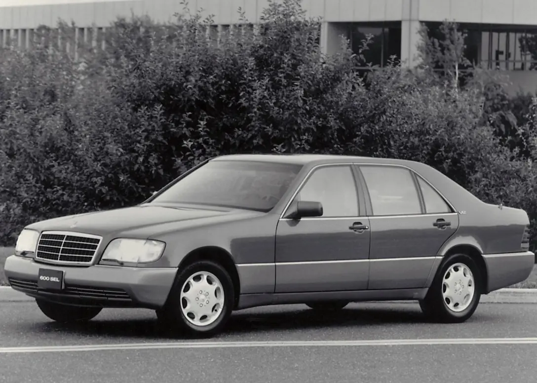 1593917-Mercedes-Benz-S-Class 3.jpg