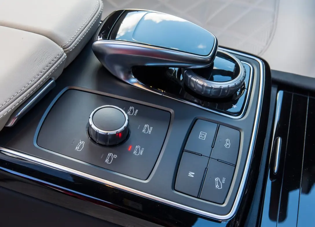 1669611-Mercedes-Benz-GLS-2017-08.jpg