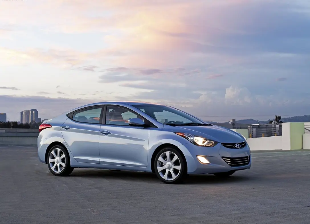1649328-Hyundai-Elantra-2013-01.jpg