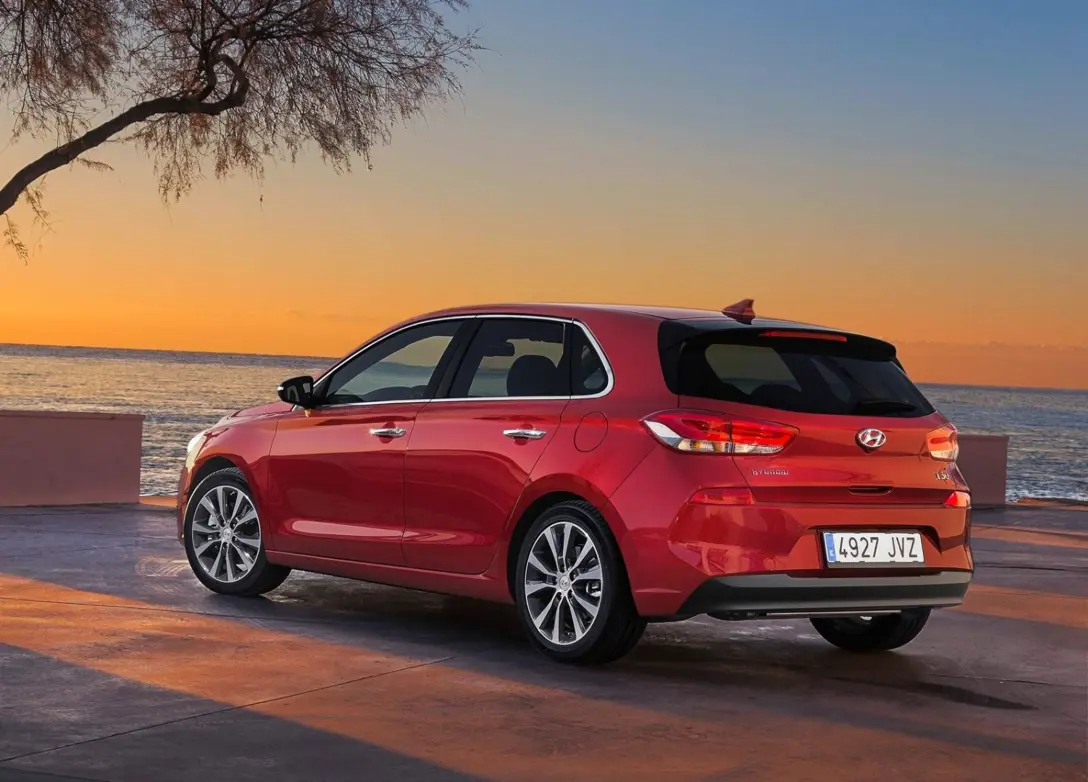 1645649-Hyundai-i30-2017-1600-16.jpg