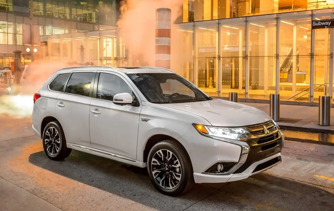 1631743-Mitsubishi-Outlander_PHEV-01.jpg