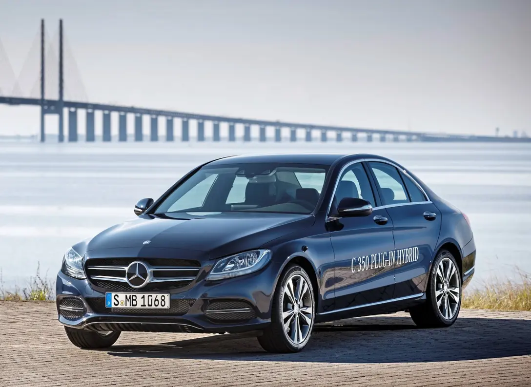 1648632-Mercedes-Benz-C-Class-2018-07.jpg