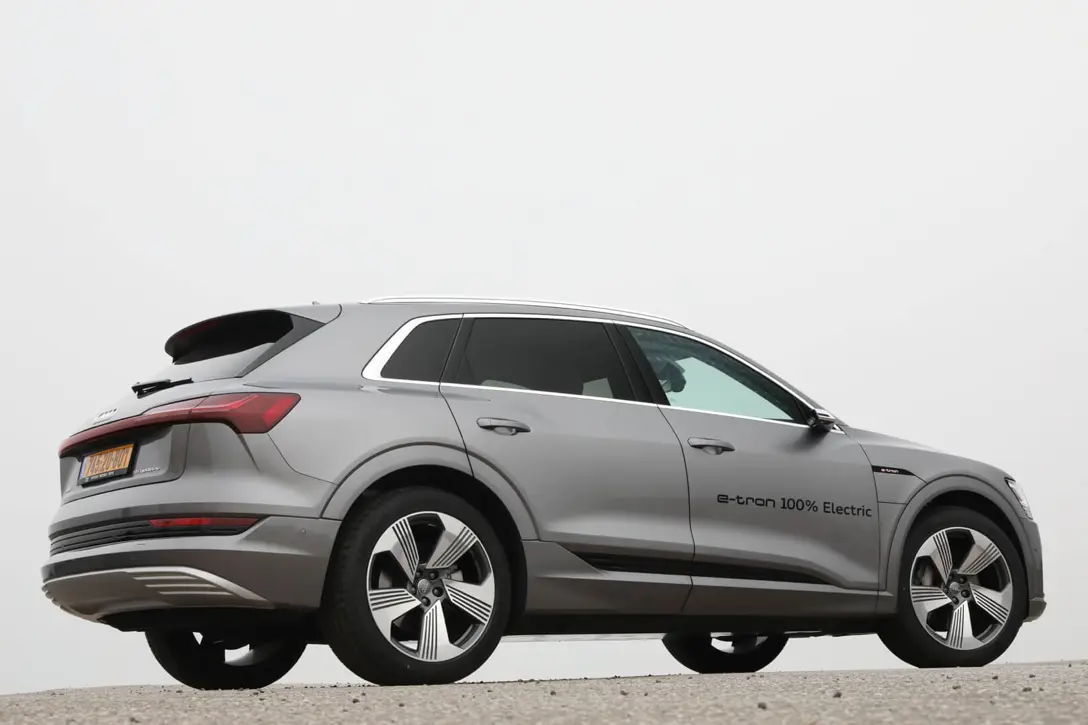 1678561-Audi-e-tron-2023-02RT.jpg