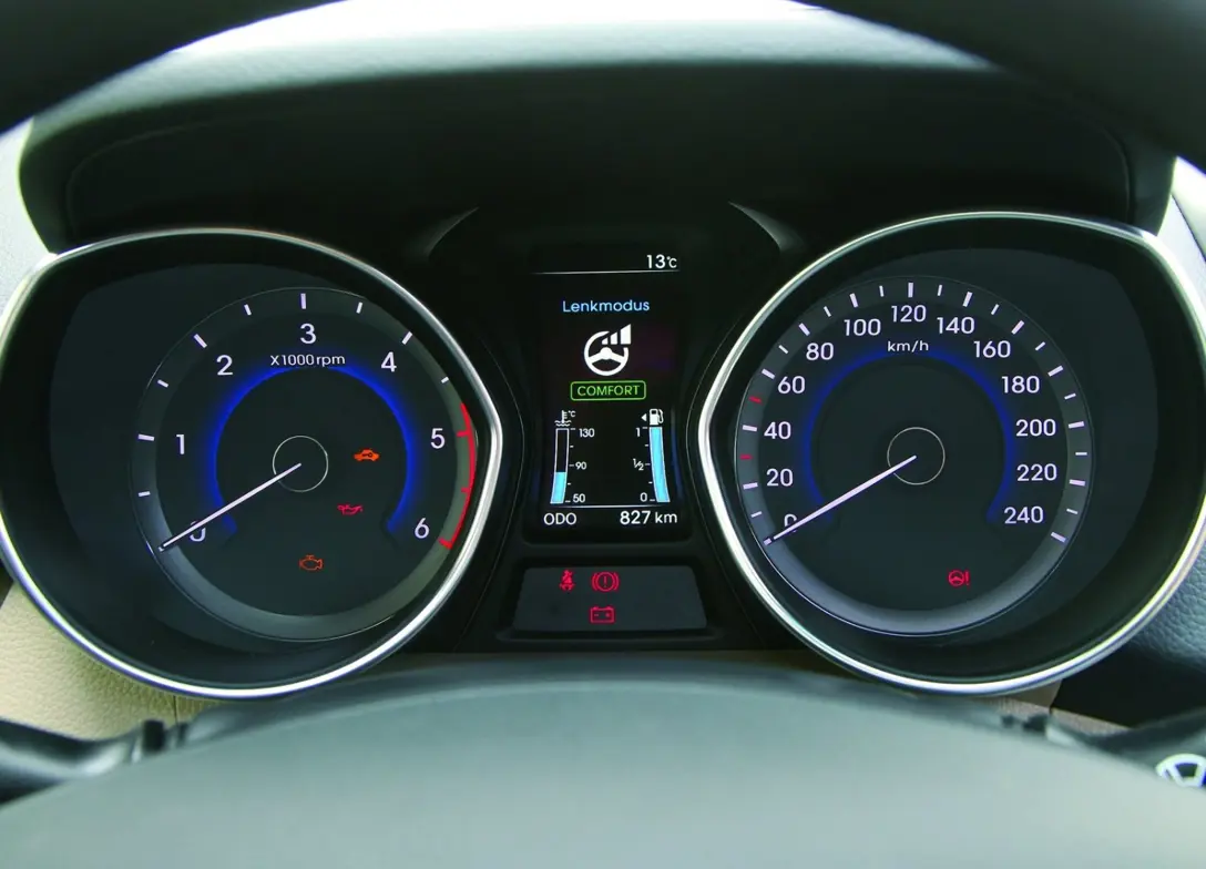 1690678-Hyundai-i30_Wagon-2012-06.jpg