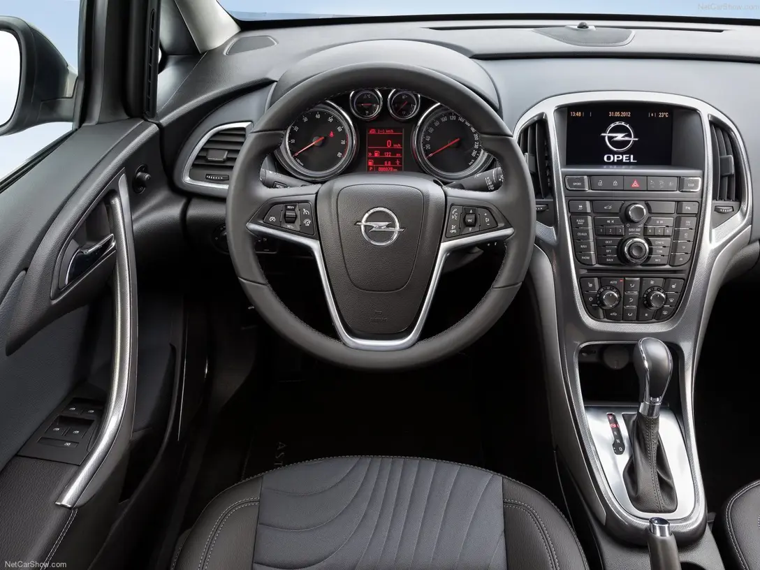 1585827-Opel-Astra_Sedan 3.jpg