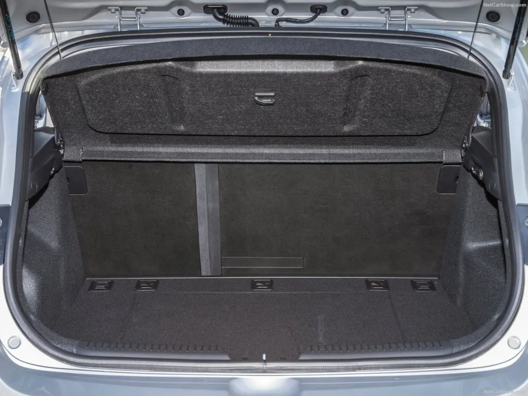 1645595-Hyundai-i30-2015-1600-25.jpg