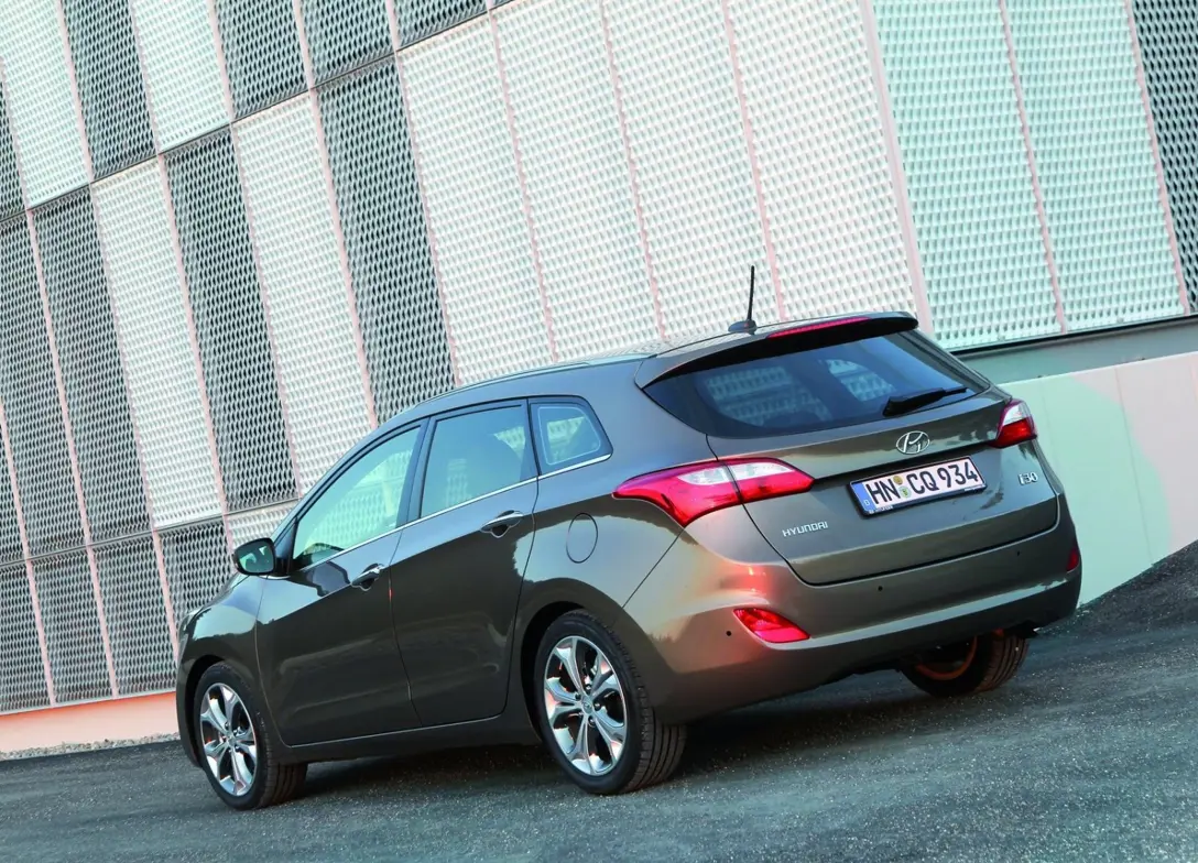 1690675-Hyundai-i30_Wagon-2012-03.jpg