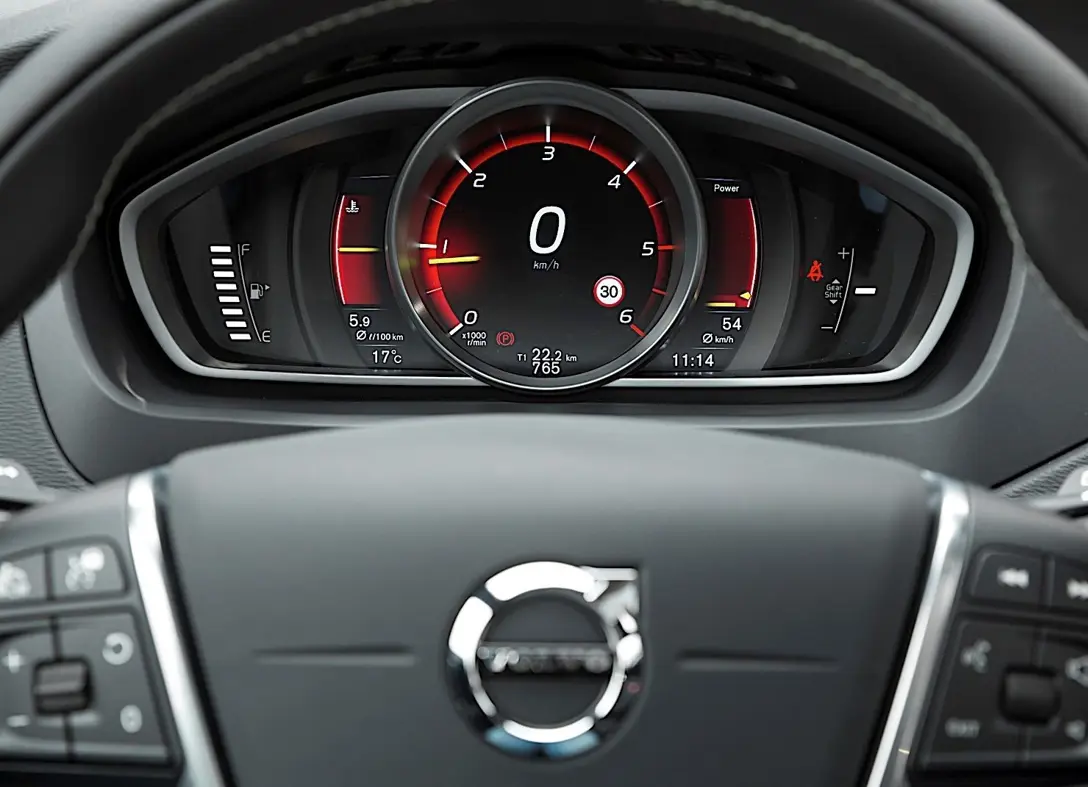 1663732-Volvo-V40-2019-06.jpg