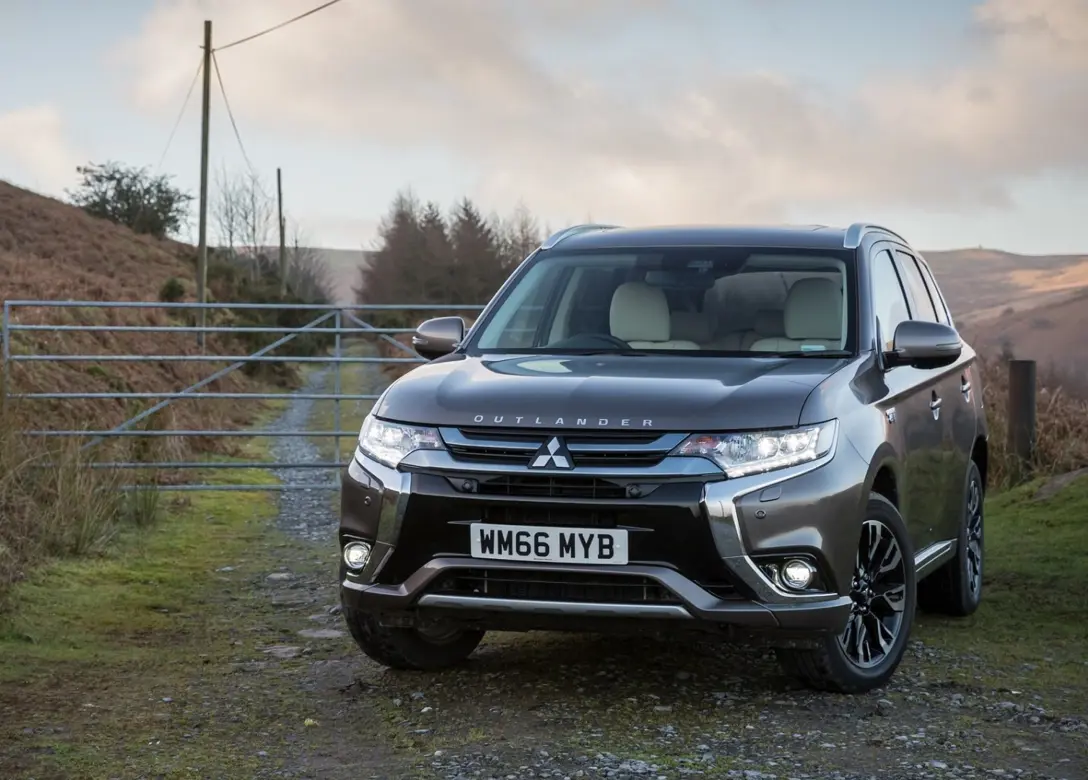 1653419-Mitsubishi-Outlander_PHEV-2017-03.jpg