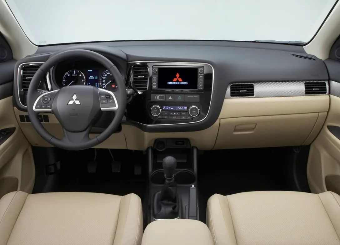 1638668-Mitsubishi-Outlander-2017-05.jpg