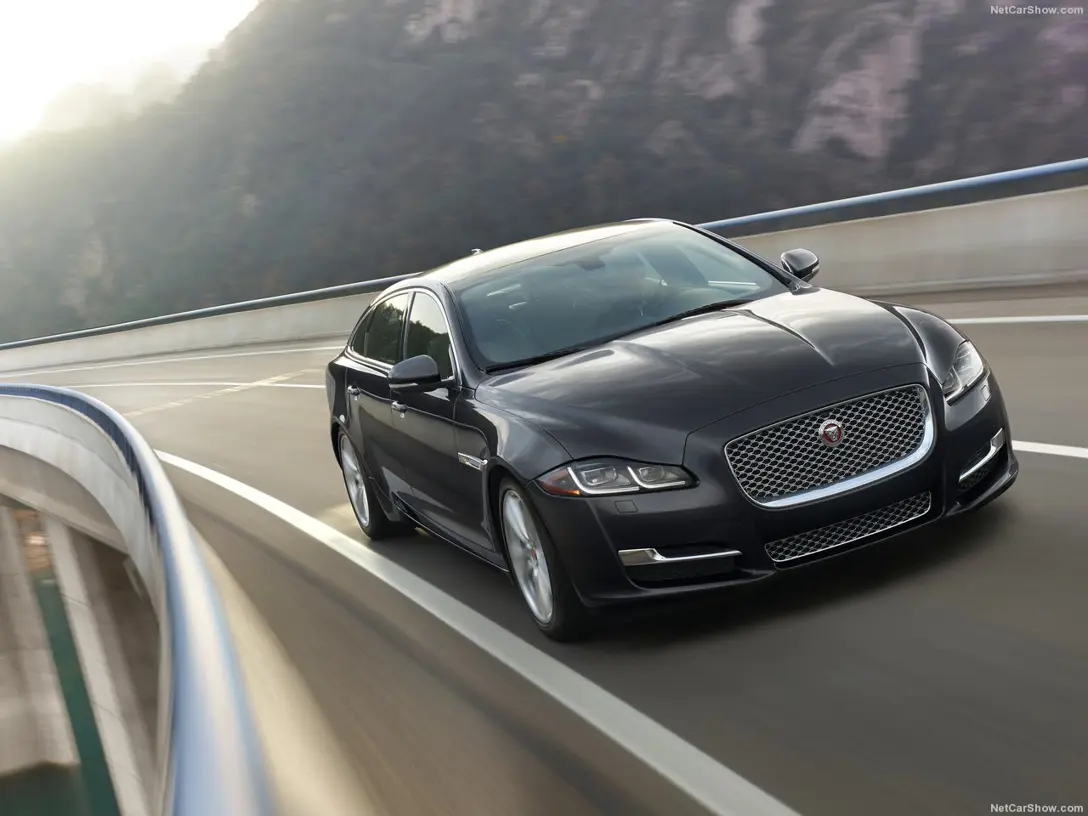1590548-Jaguar-XJ 4.jpg