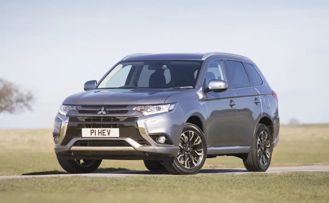 1631744-Mitsubishi-Outlander_PHEV-03.jpg