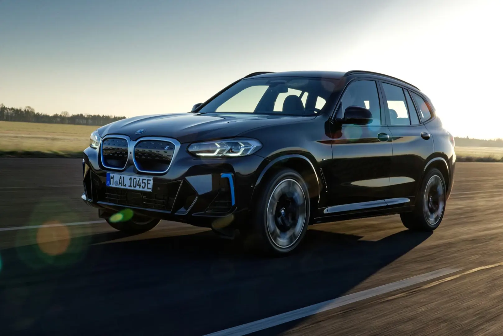 1659767-P90432172_lowRes_the-new-bmw-ix3-8-20.jpg
