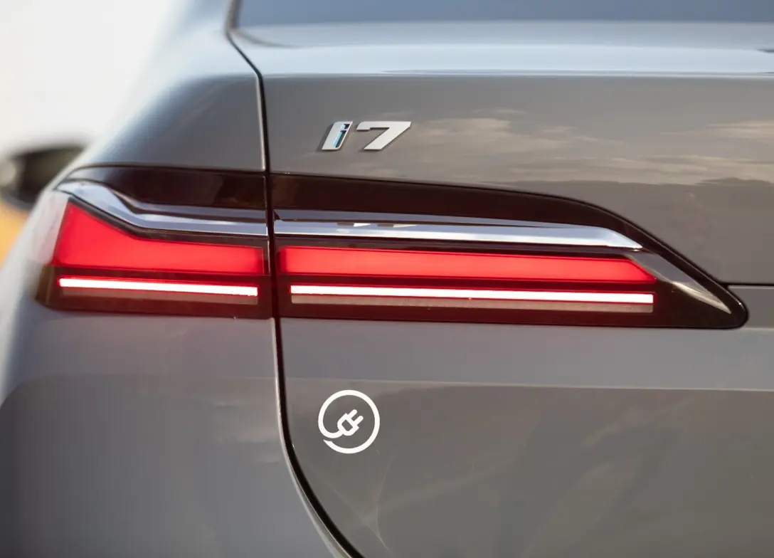 1685344-BMW-i7-2023-10-TM.jpg