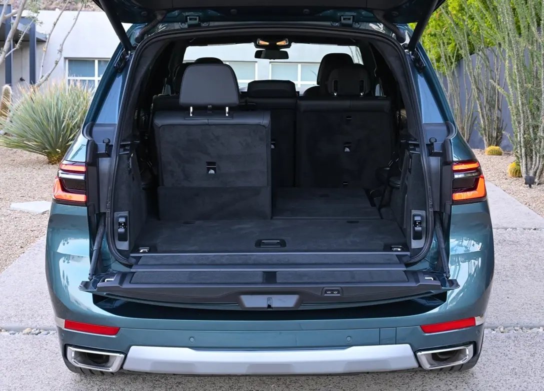 1684237-BMW-X7-2023-11.jpg