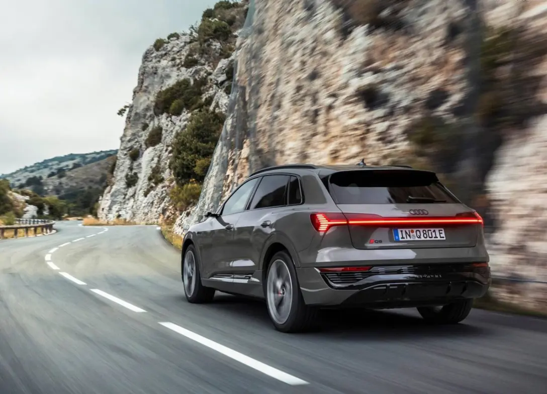 1700118-Audi-Q8_e-tron_quattro-03.jpg