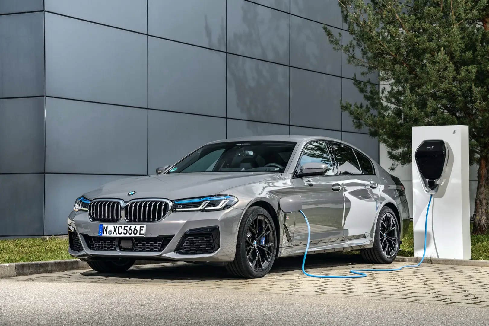 1634438-P90395490_highRes_the-new-bmw-545e-xdr.jpg