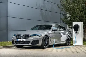 1634438-P90395490_highRes_the-new-bmw-545e-xdr.jpg