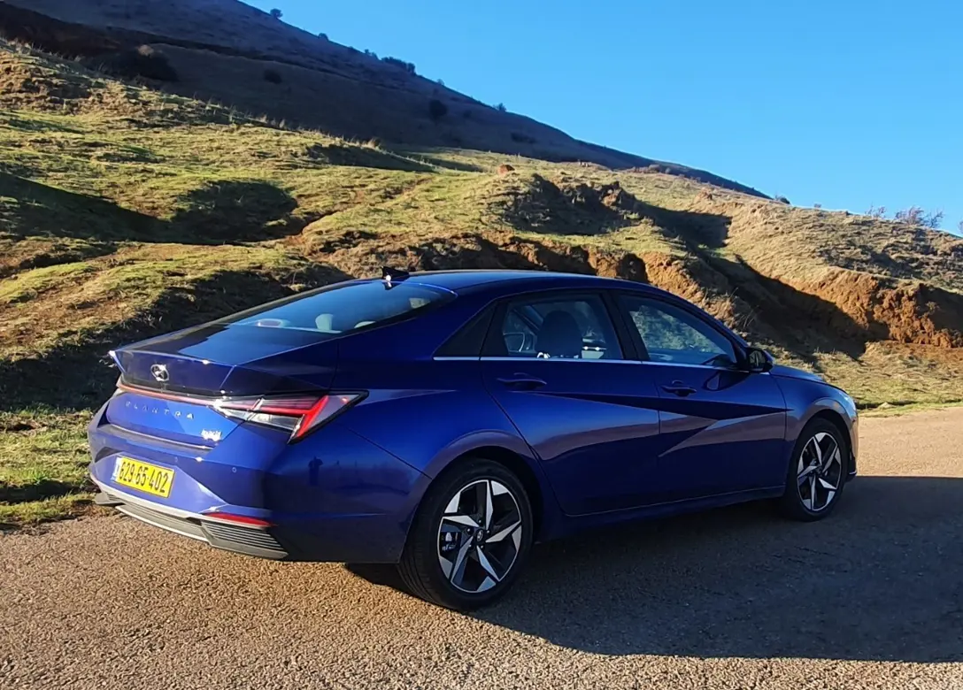 1673930-Hyundai-Elantra-Hybrid-2023-02.jpg