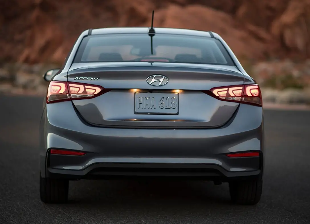 1655169-Hyundai-Accent-2018-1600-19.jpg