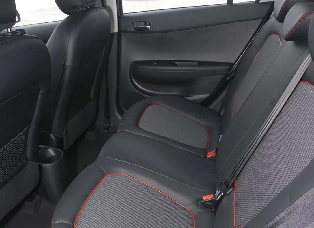 1651337-Hyundai-i20-2012-06.jpg