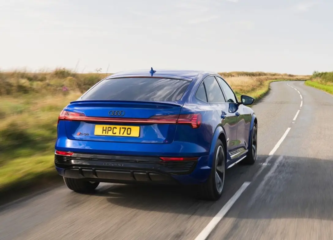 1700172-Audi-Q8_Sportback_e-tron_quattro-2024-02.jpg