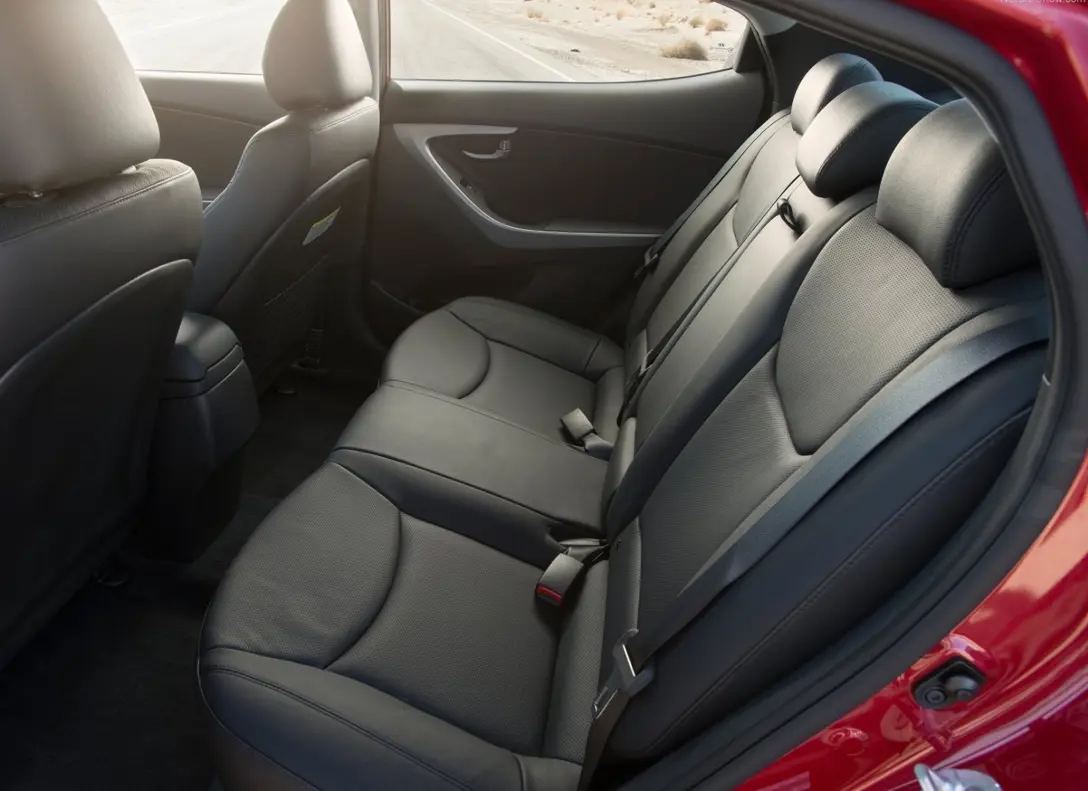 1649313-Hyundai-Elantra_Sedan-2015-06.jpg
