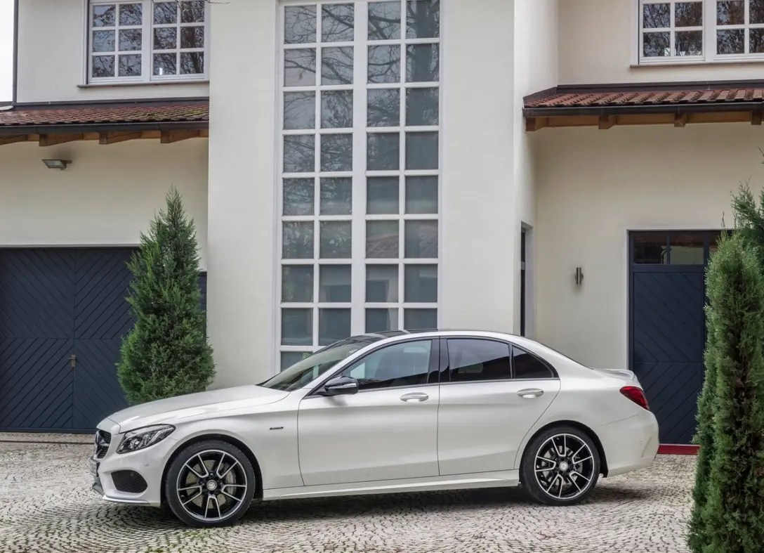 1648674-Mercedes-Benz-C-Class-2017-08.jpg