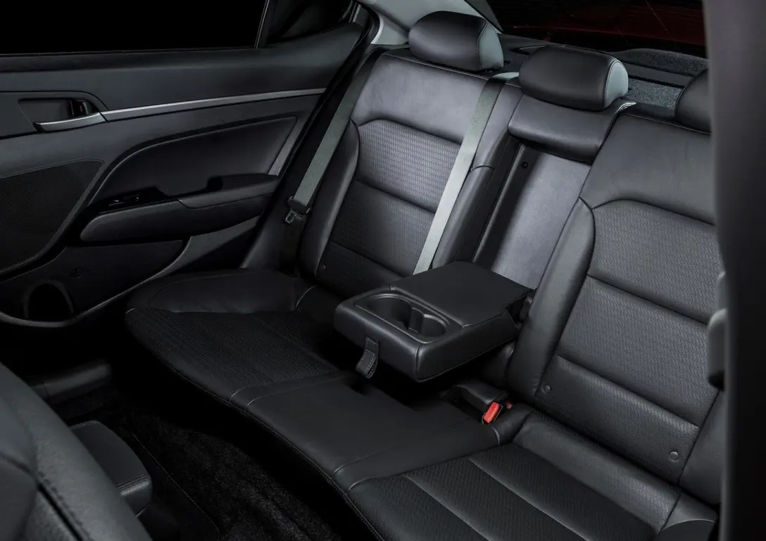 1636279-Hyundai-Elantra-2017-08.jpg