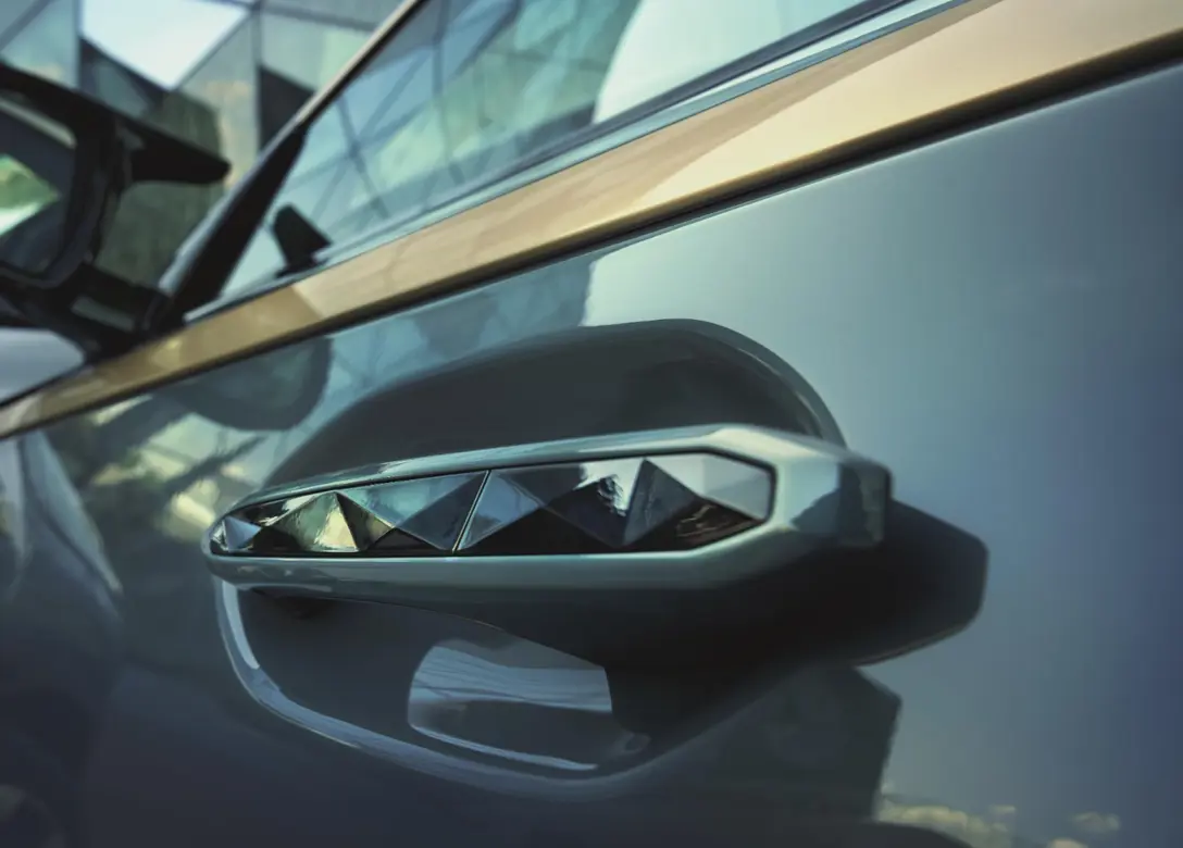 1683190-BMW-XM-2023-13.jpg