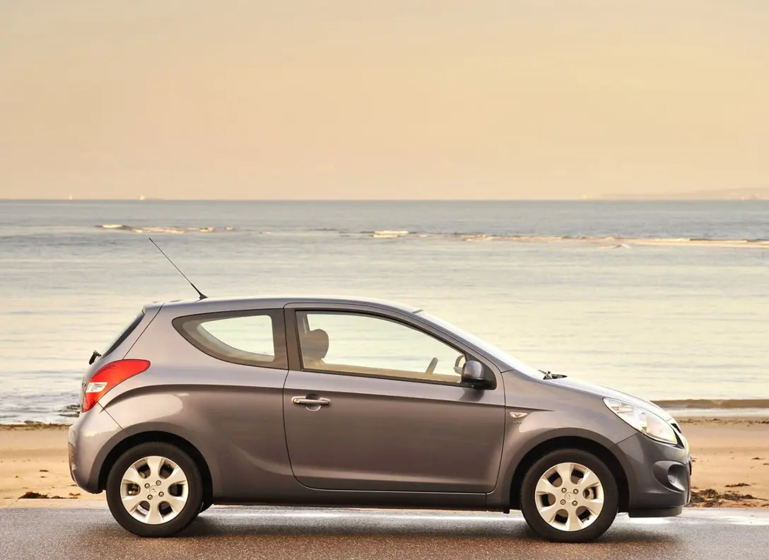 1651371-Hyundai-i20-2010-02.jpg