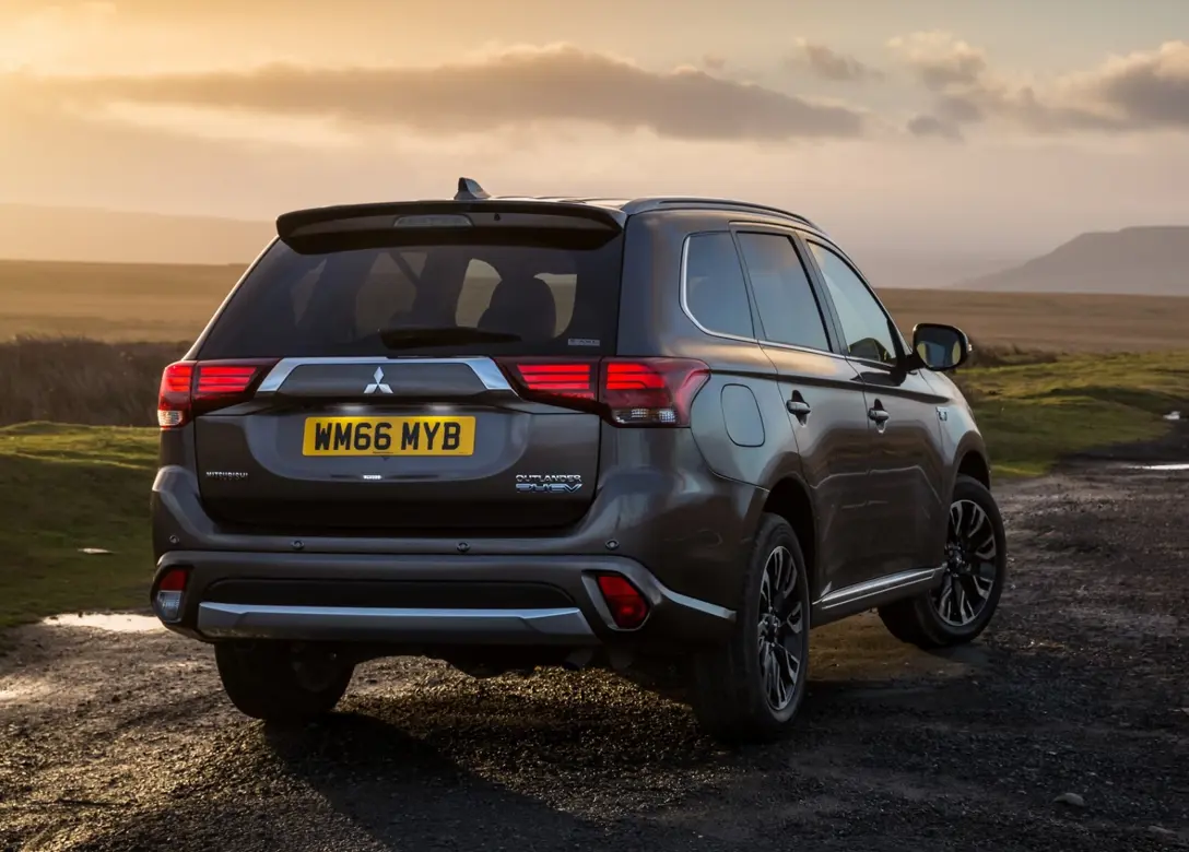 1653415-Mitsubishi-Outlander_PHEV-2017-02.jpg