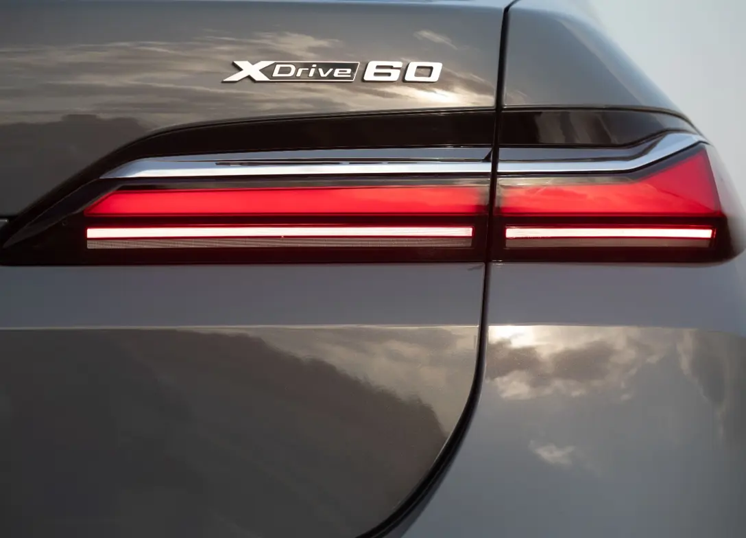 1685346-BMW-i7-2023-12-TM.jpg