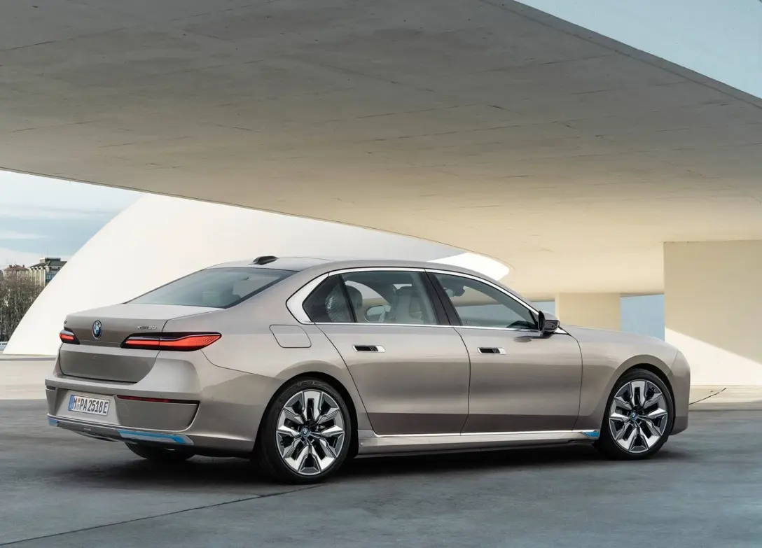 1685336-BMW-i7-2023-02.jpg