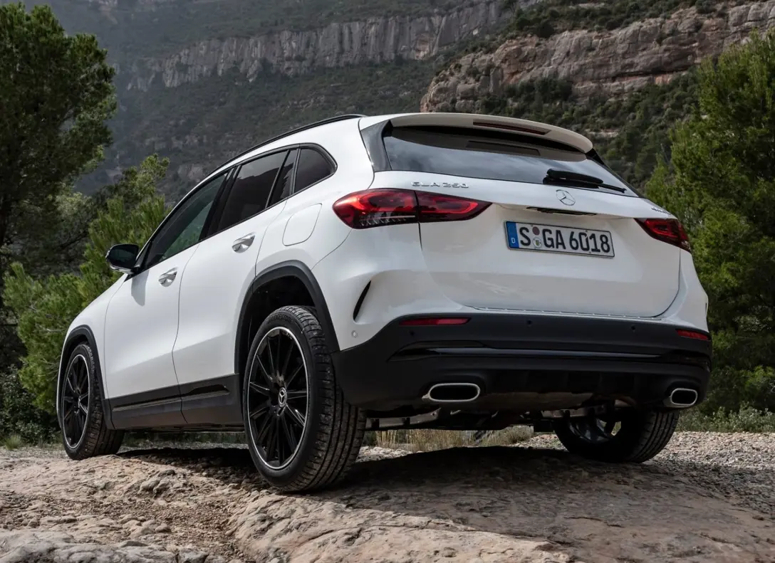 1648753-Mercedes-Benz-GLA-2021-02.jpg