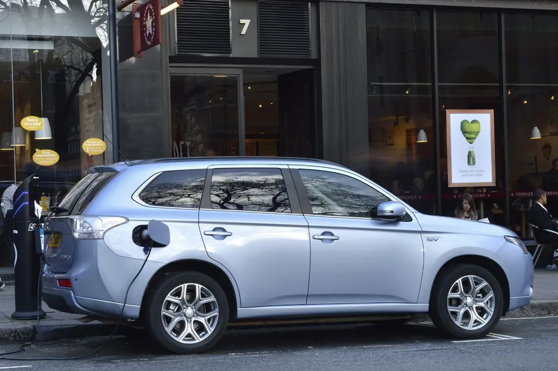 1653425-Mitsubishi-Outlander_PHEV-2016-08.jpg