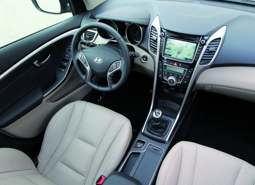 1647927-Hyundai-i30_Wagon-2016-05.jpg