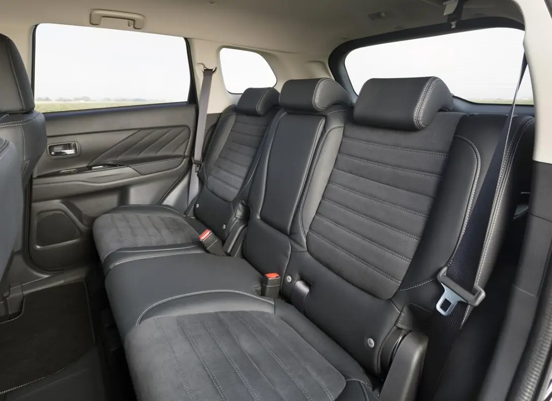 1653411-Mitsubishi-Outlander_PHEV-2017-07.jpg