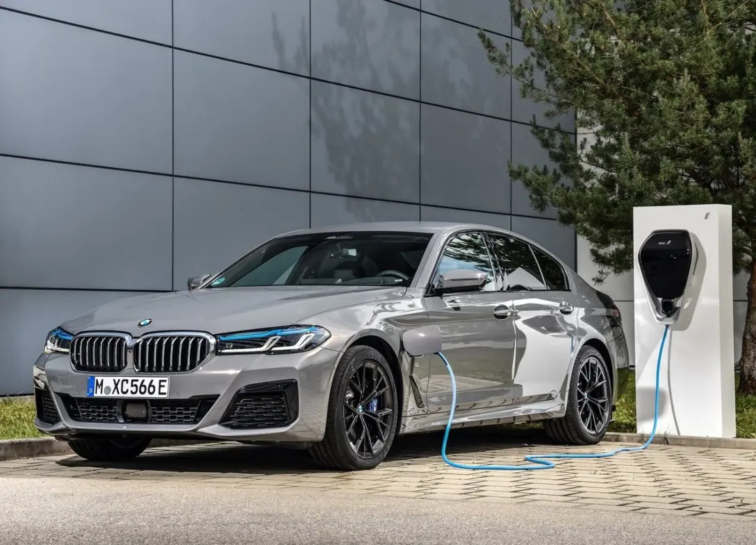 1649582-BMW-5-Series-545e-2021-10.jpg