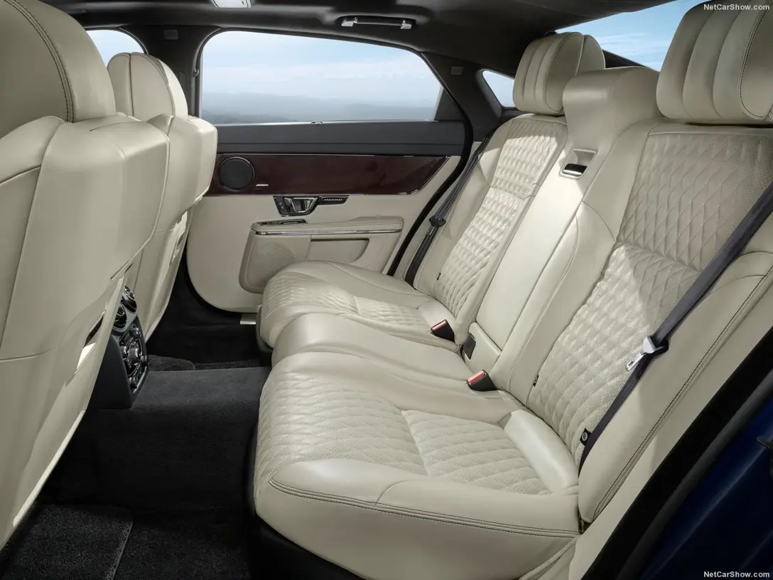 1590551-Jaguar-XJ 7.jpg